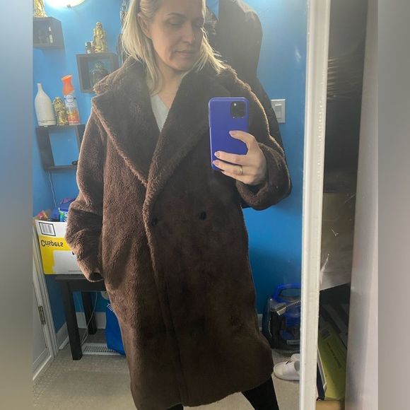 Aritzia The Teddy Coat - Picture 9 of 11
